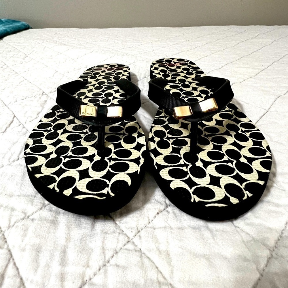 COACH signature flip flops sandals Sz 7-8 gold metal bow EUC